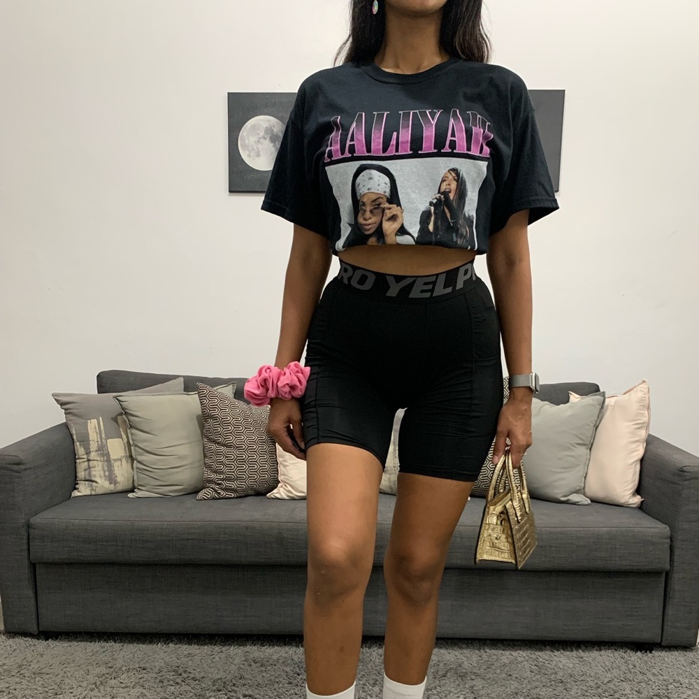 Adorable R&B legend Aaliyah tee.‎